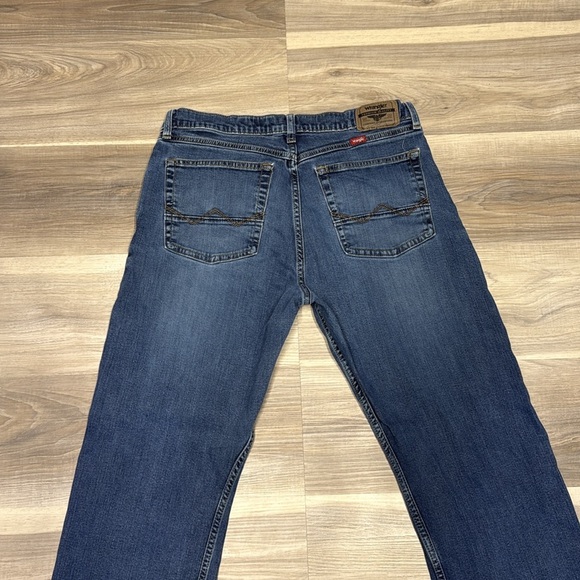 Wrangler Blue relaxed bootcut Jeans Classic Style size 33 - Picture 9 of 9